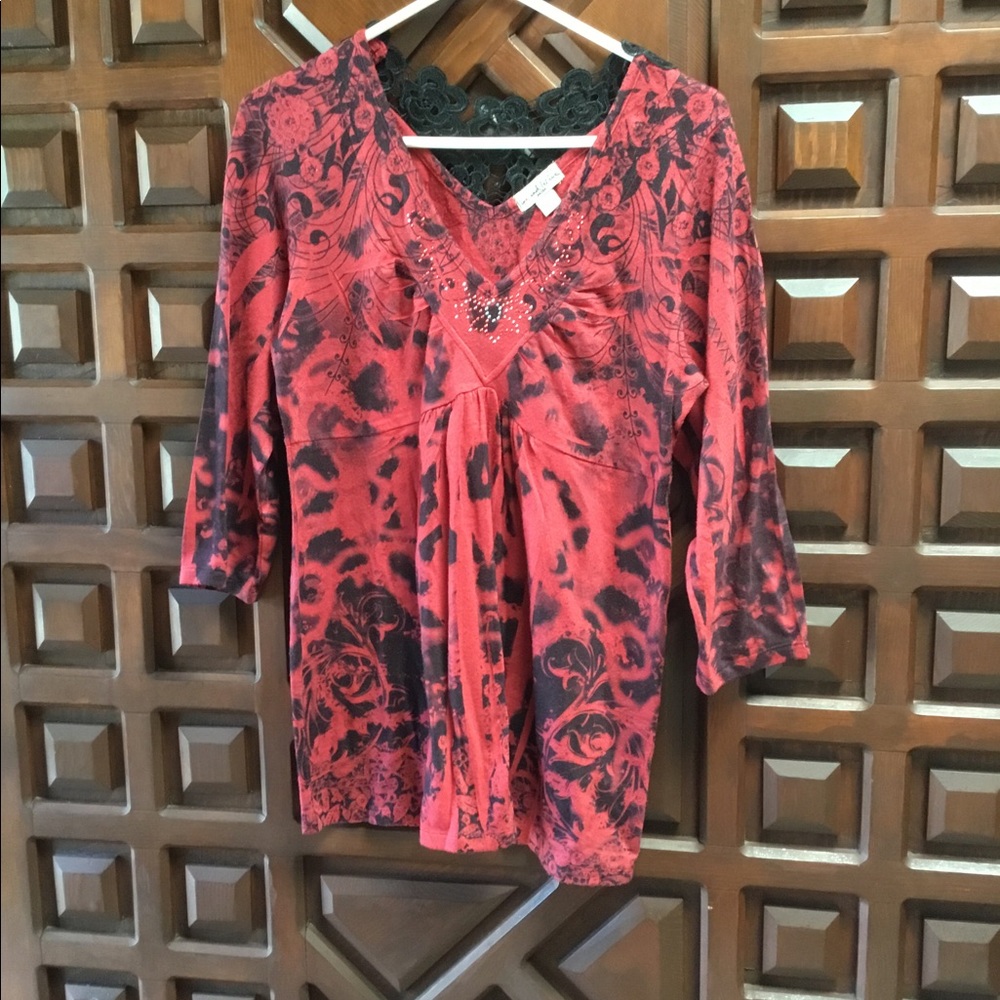 Live and let live Beautiful  red top. PXL